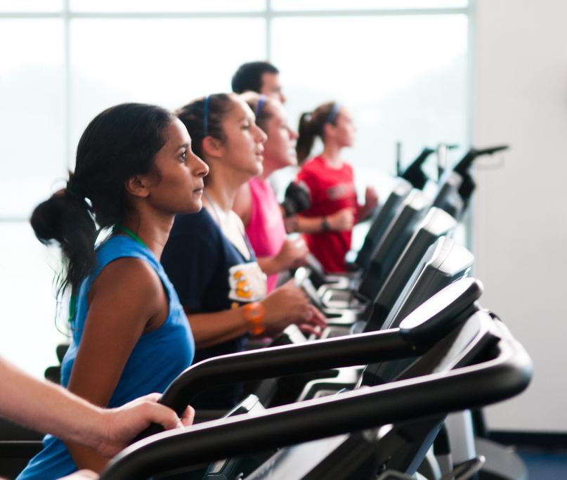 人 exercising on treadmills at the Morris Recreation Center.